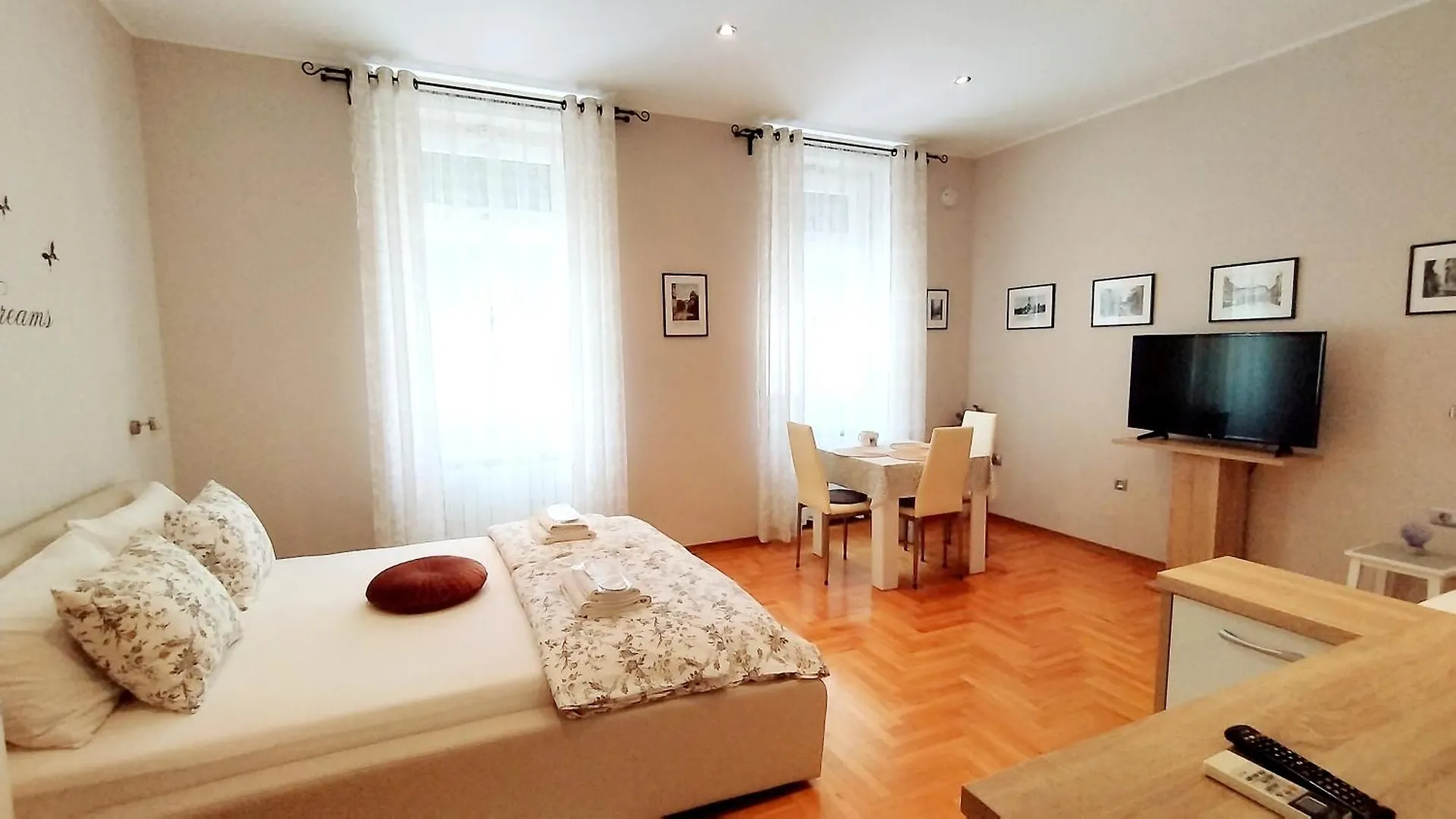 Lavender - City Room With Free Parking Guest house Pula