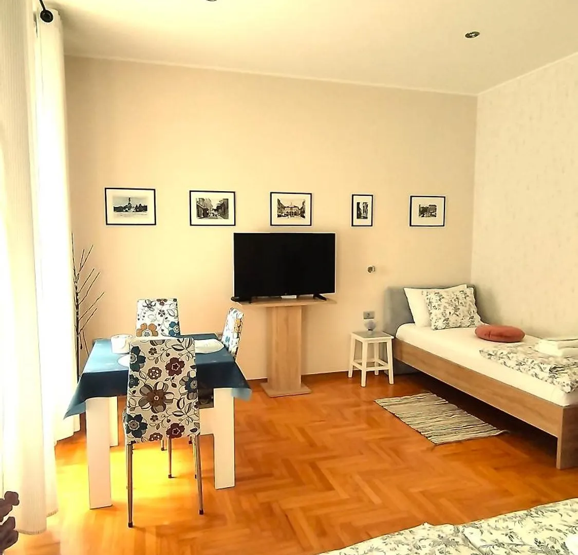 Lavender - City Room With Free Parking Pula