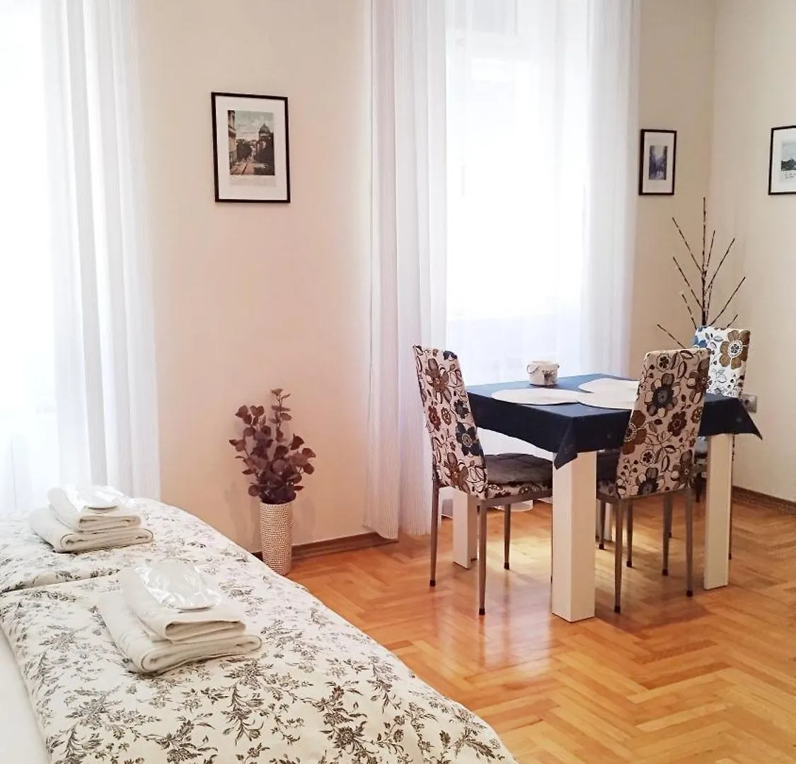 Lavender - City Room With Free Parking Póla