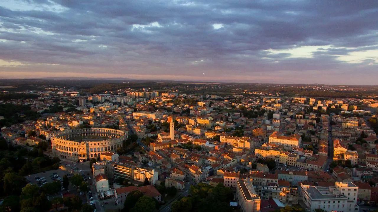 Lavender - City Room With Free Parking Pula